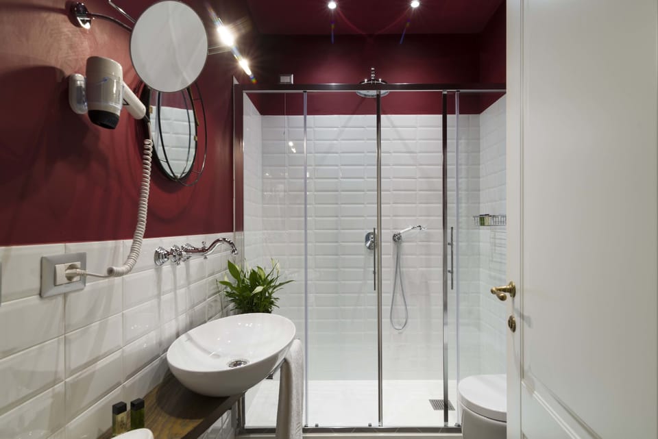 Deluxe Double Room, City View (Industriale) | Bathroom | Shower, rainfall showerhead, free toiletries, hair dryer