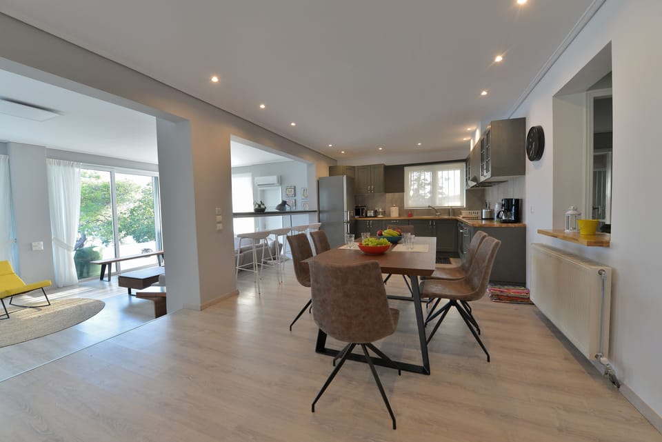 Luxury Villa, 4 Bedrooms, Sea View | In-room dining
