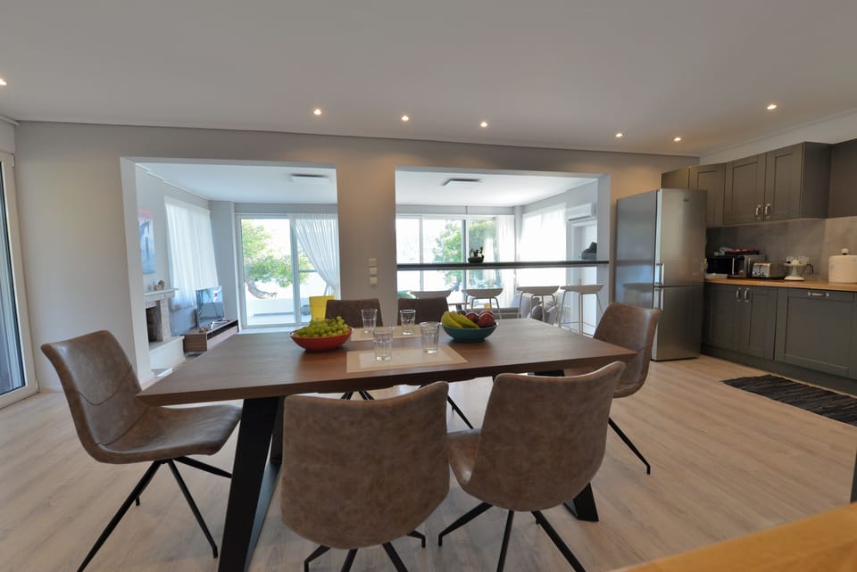 Luxury Villa, 4 Bedrooms, Sea View | In-room dining