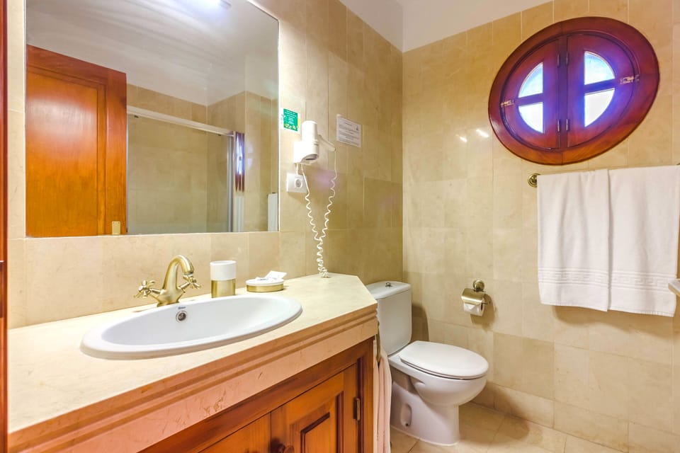 Shower, rainfall showerhead, free toiletries, hair dryer