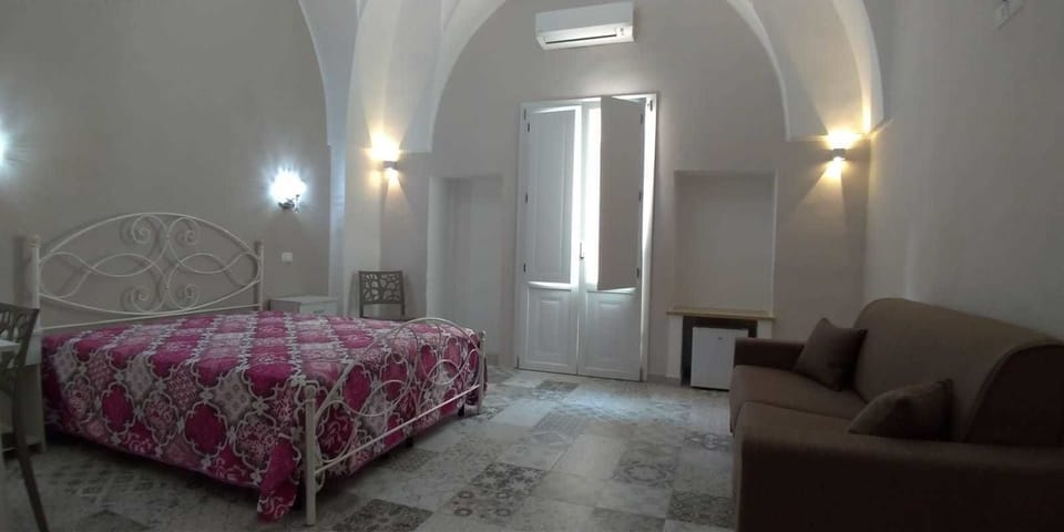 Quadruple Room | Desk, free cribs/infant beds, free WiFi, bed sheets