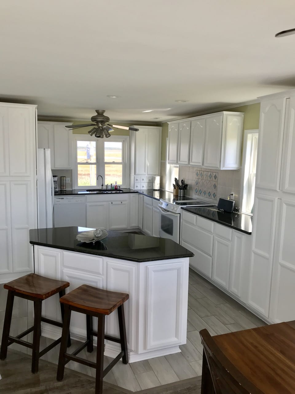 New kitchen look, very well stocked!