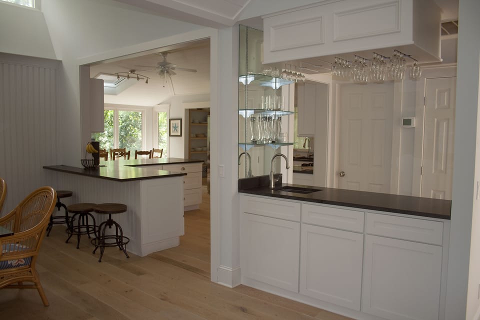 Wet bar and entrance to the kitchen with Ice machine.