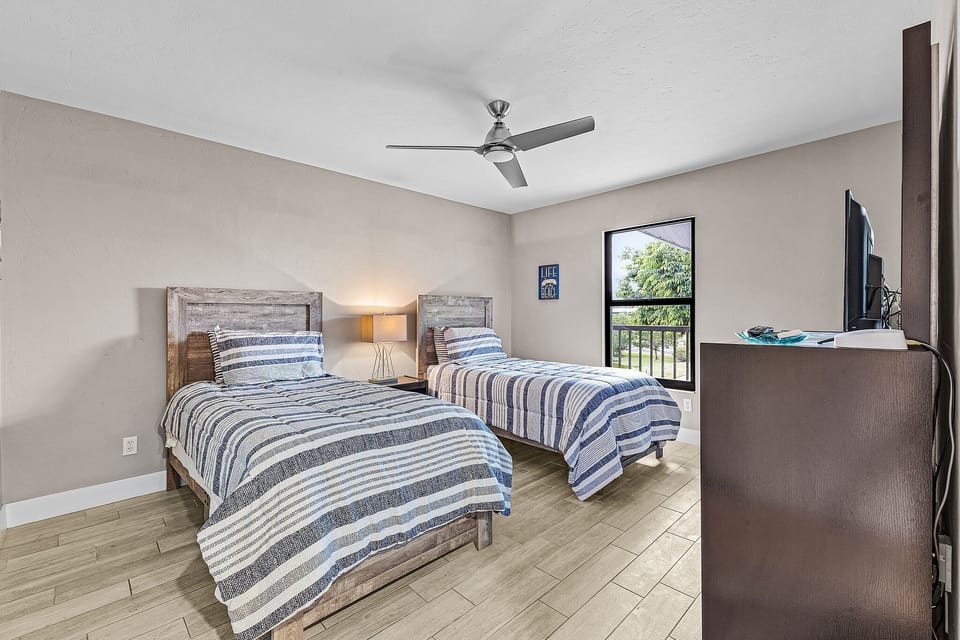 Guest Bedroom with two Twin Beds, closet and smart TV