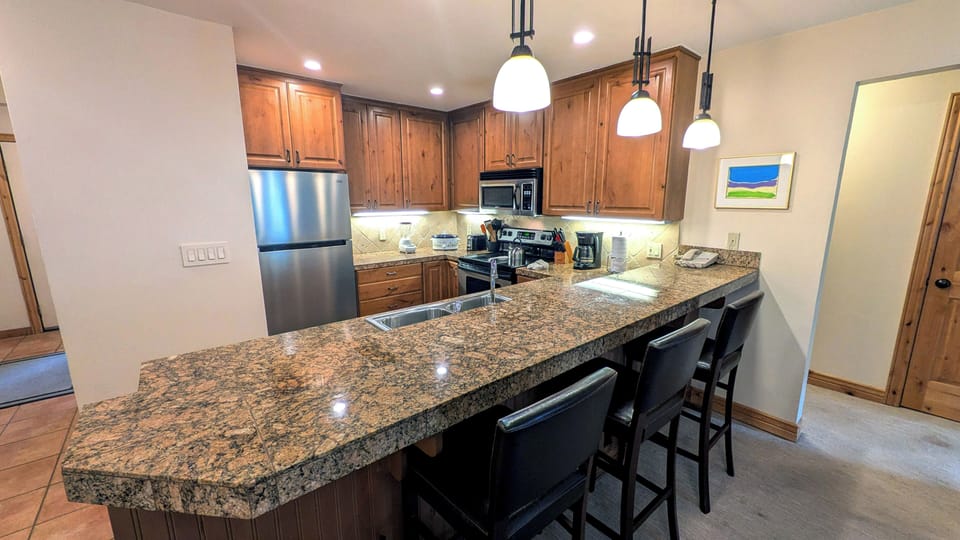 Beaver Creek West Condo D-1 Kitchen with breakfast bar