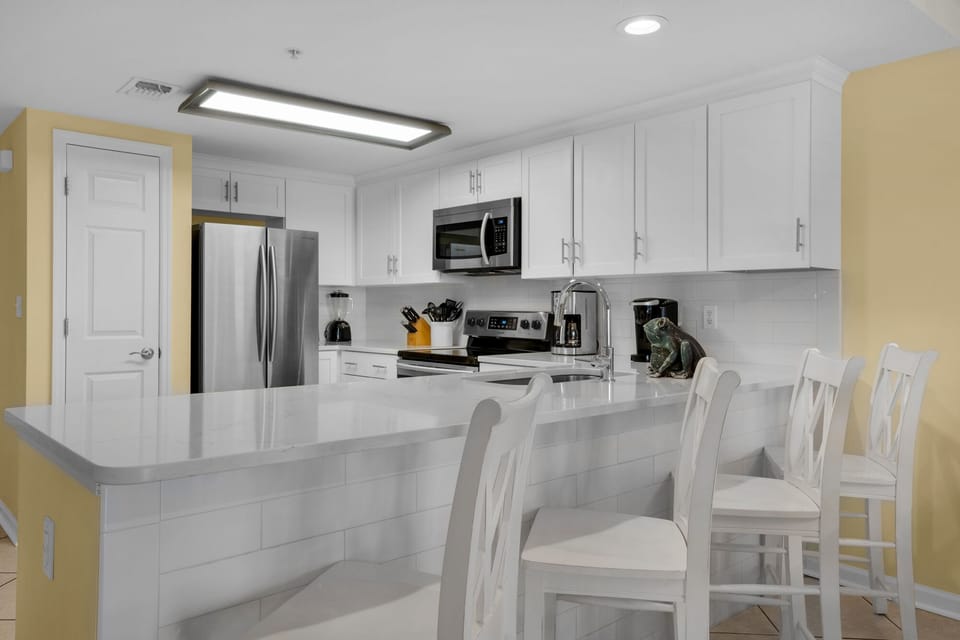 Quartz countertop breakfast bar 