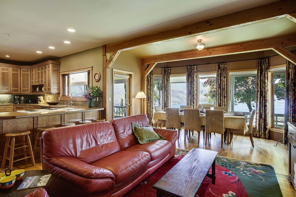 Family room, kitchen,TV, 2 ovens, subzero refrigerator