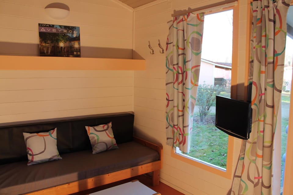 Chalet, 2 Bedrooms, Terrace (5/6 Pers) | Living area | Flat-screen TV, toys