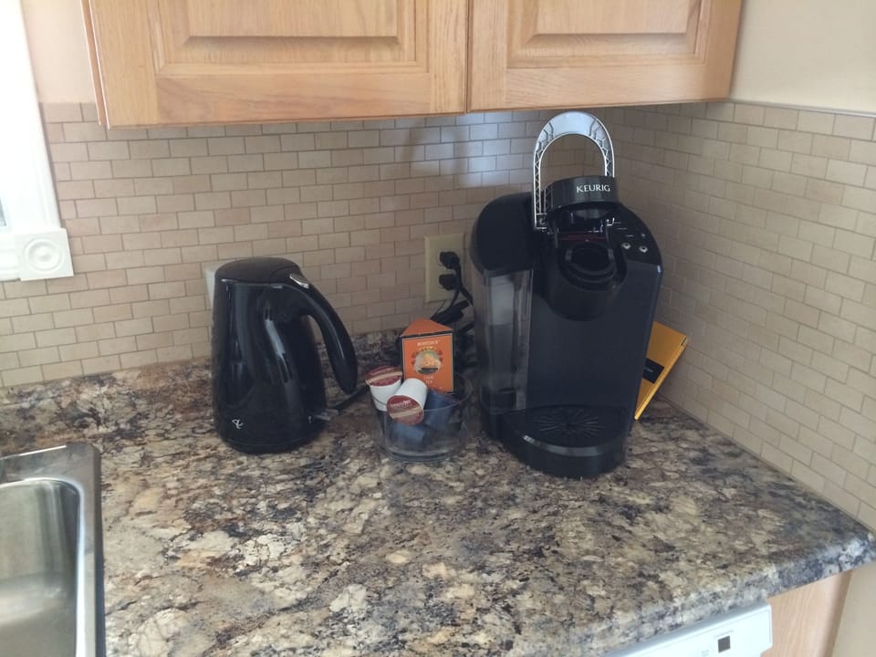 Keurig Coffee Machine With Complimentary Coffees and Teas