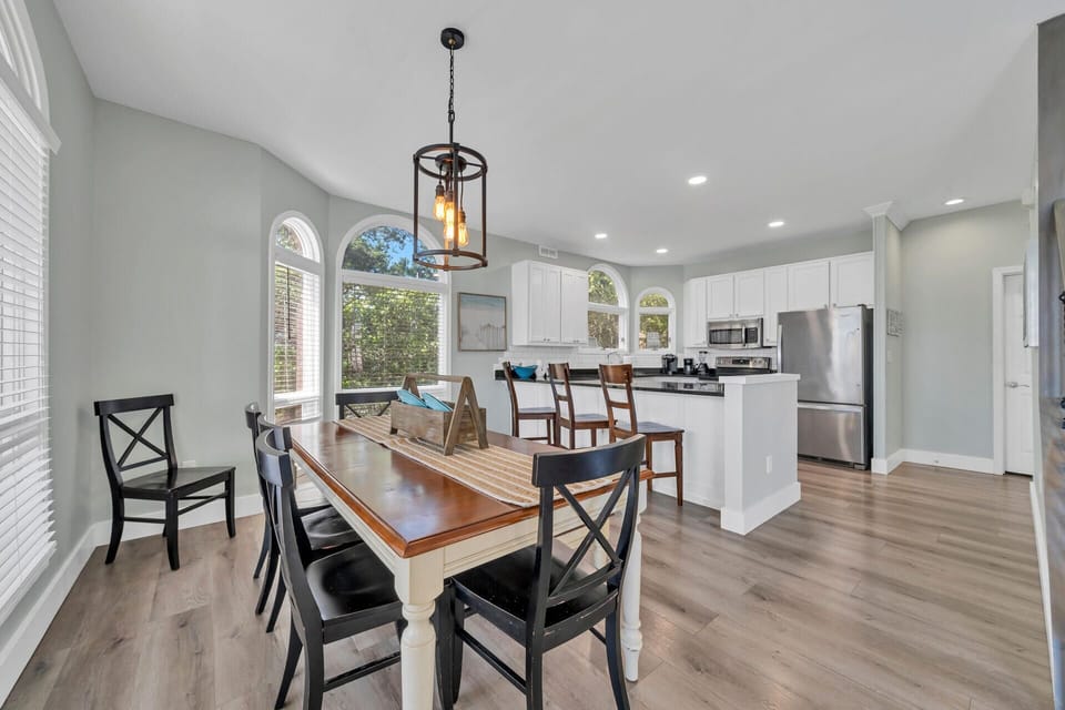 Dining area and high top counter bar with Gulf Views