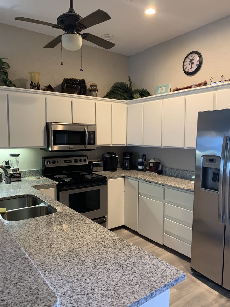 Full Kitchen with all necessities. Grill out back. 