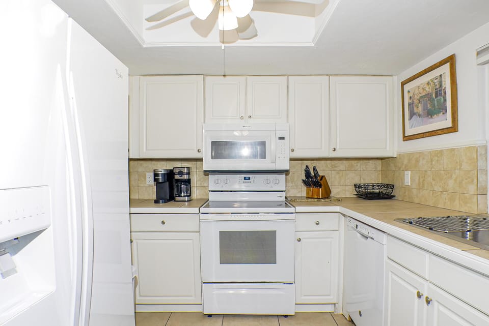 Fully equipped kitchen, including filtered water and an icemaker fridge.