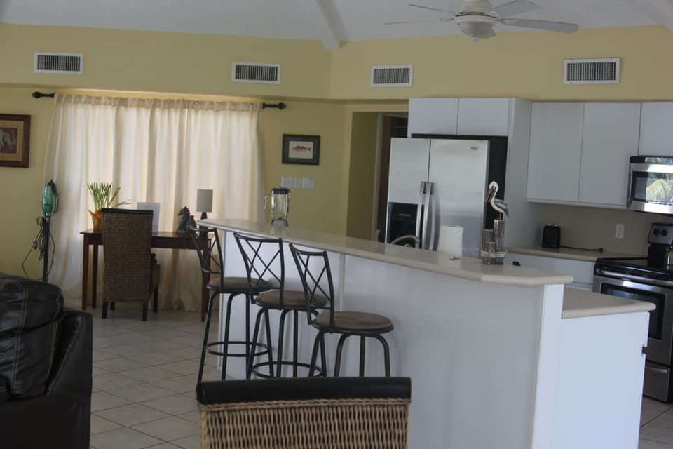 Well Appointed Kitchen with Breakfast Bar