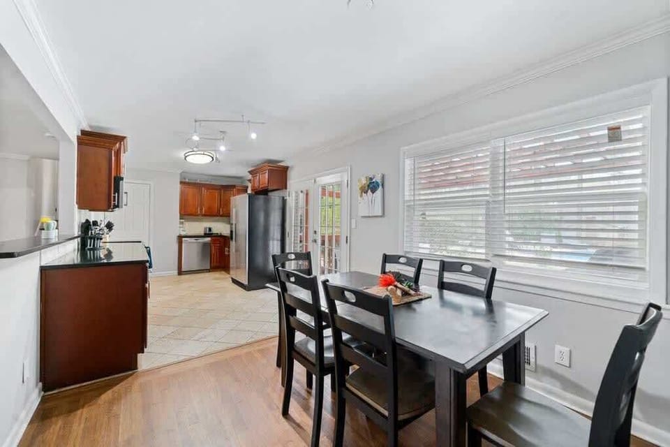 " The house was exactly as listed! Plenty of bedrooms and towels for all of our students!! Quick response to any questions will most certainly stay again! "