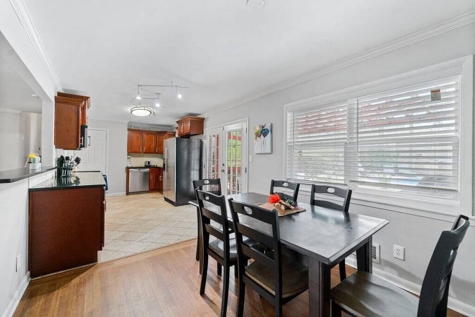 " The house was exactly as listed! Plenty of bedrooms and towels for all of our students!! Quick response to any questions will most certainly stay again! "