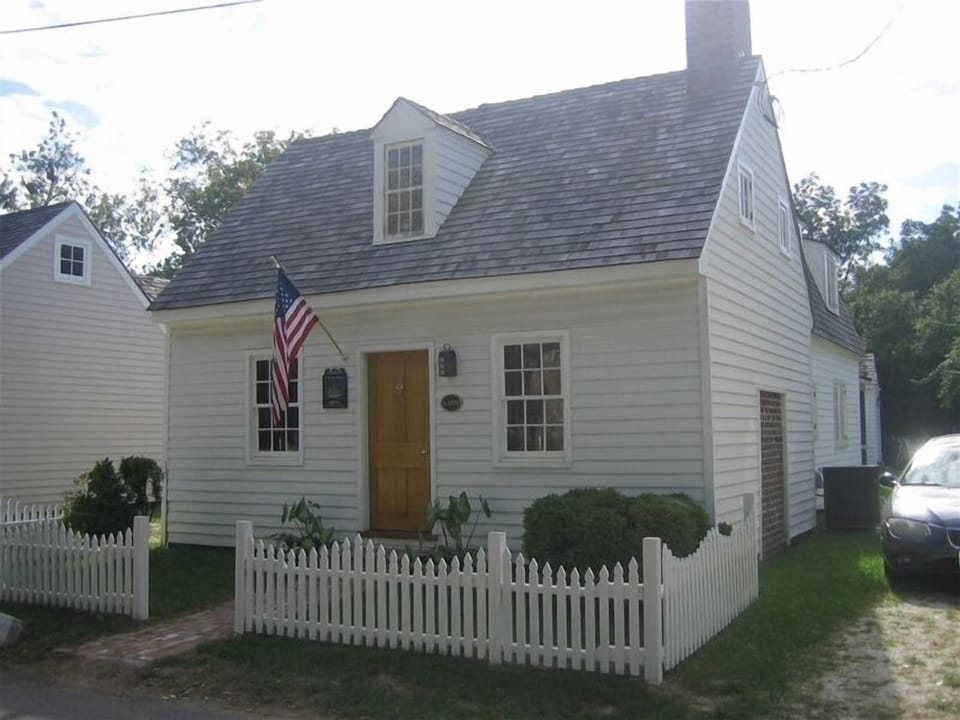 Blades Cottage on historic Locust St--walk to everything! 