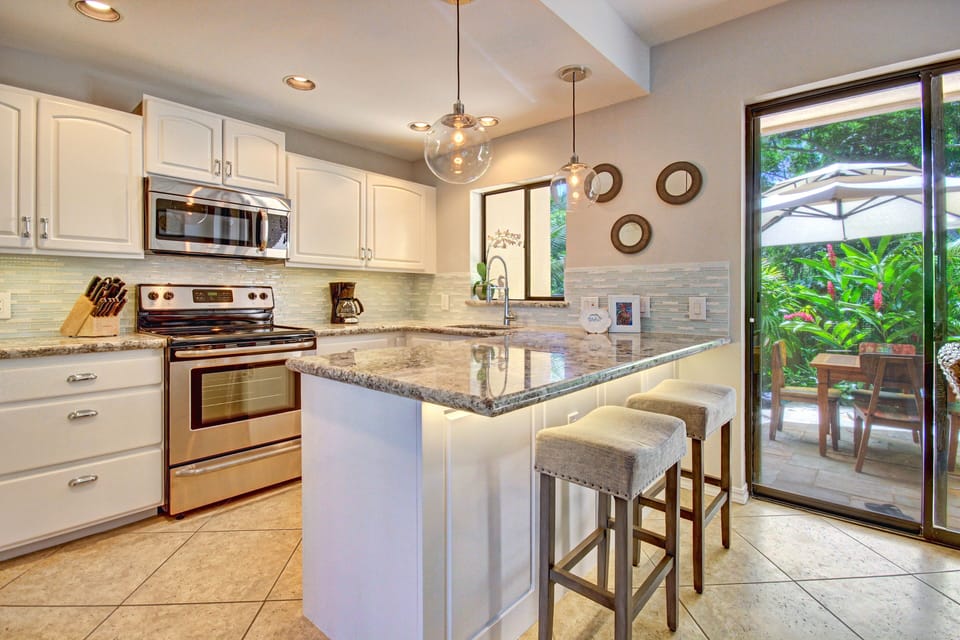 Full Kitchen, Granite counter tops