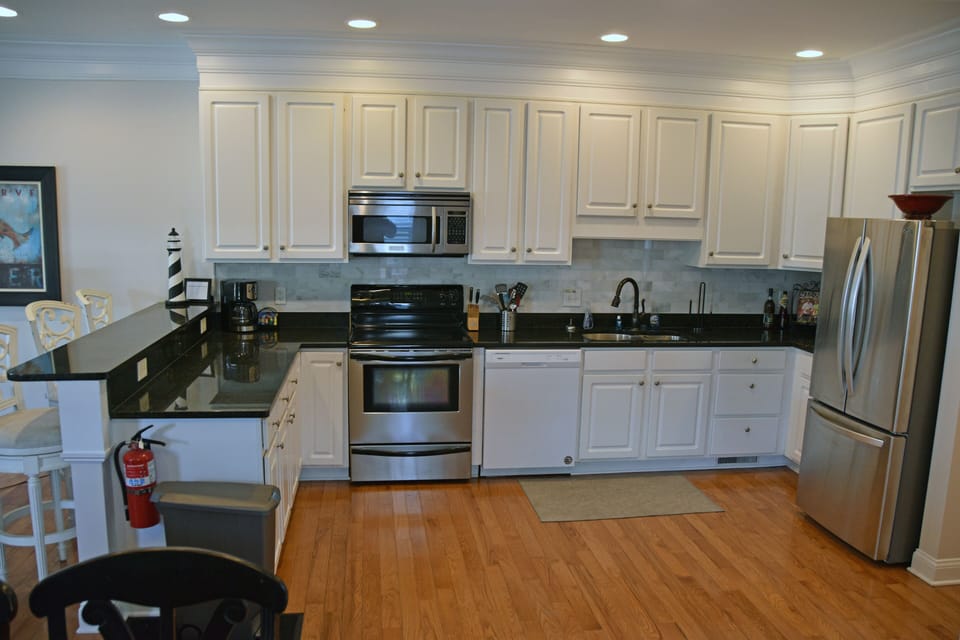 Full Kitchen, Granite Countertops, Range, Dishwasher, Refrig, Microwave