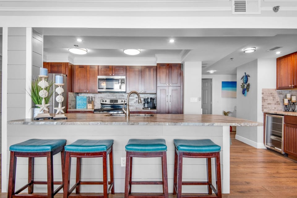 Breakfast bar with seating for four