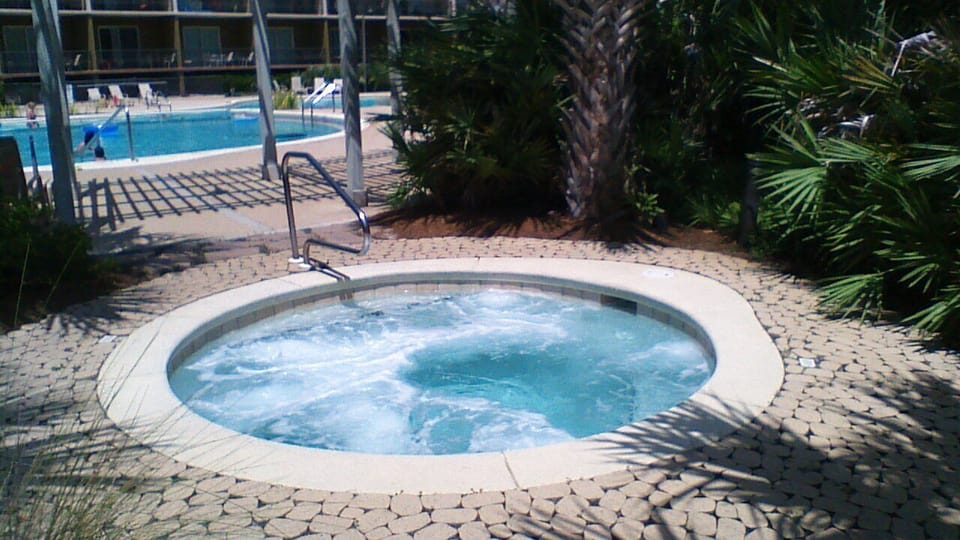 Hot tub 