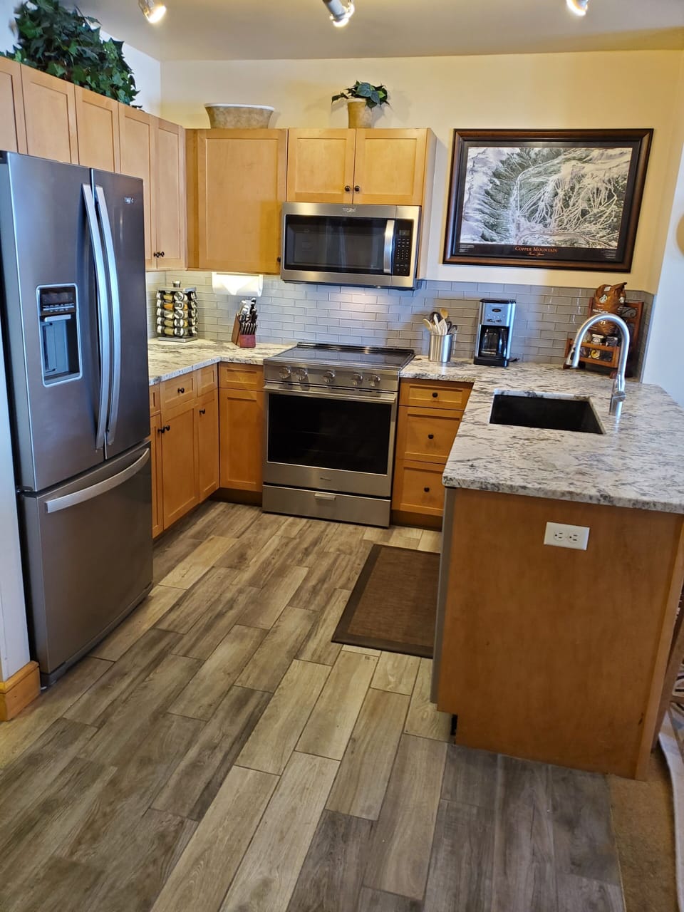 Fully stocked kitchen with glass cooktop, convection oven & newer appliances
