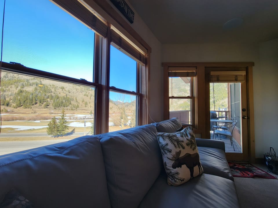Golf course & Mountain Views from every window