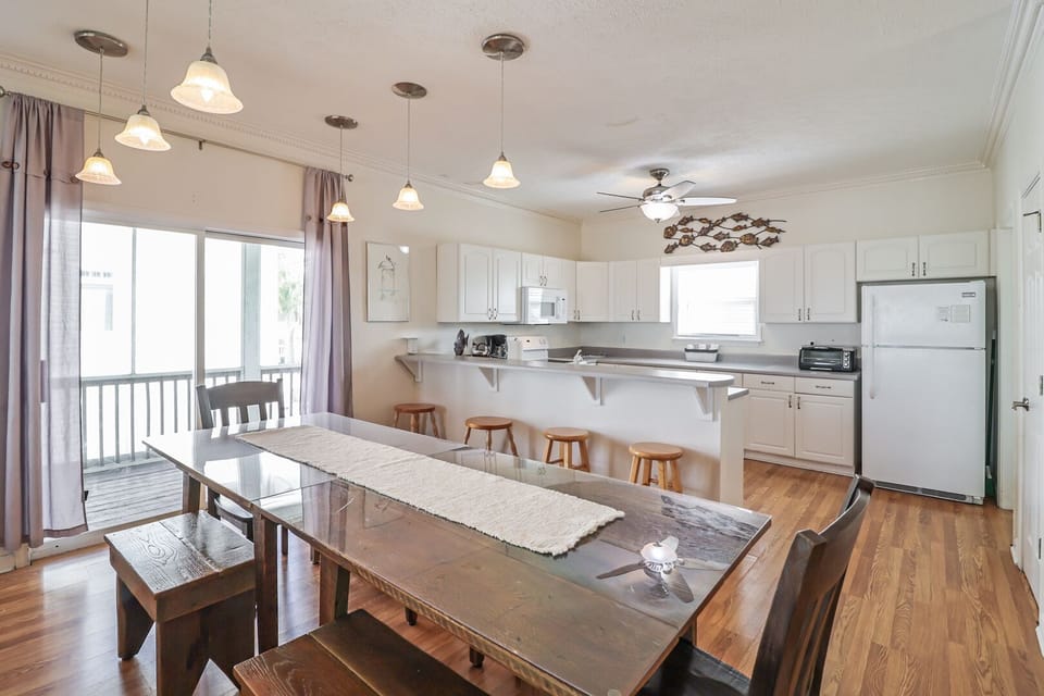Dining area/kitchen