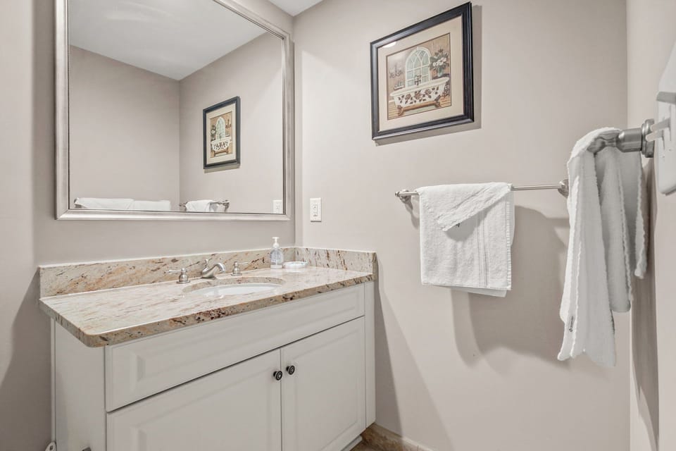 2nd bedroom en suite full bathroom