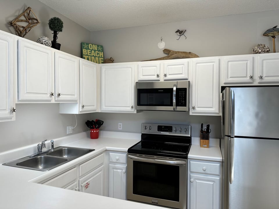 Fully equipped kitchen w dishwasher, microwave, ref-freezer, disposal