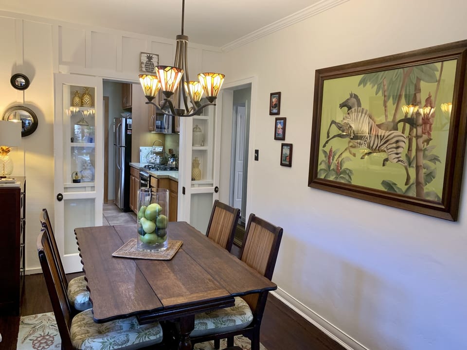 Dining Room to kitchen. 
