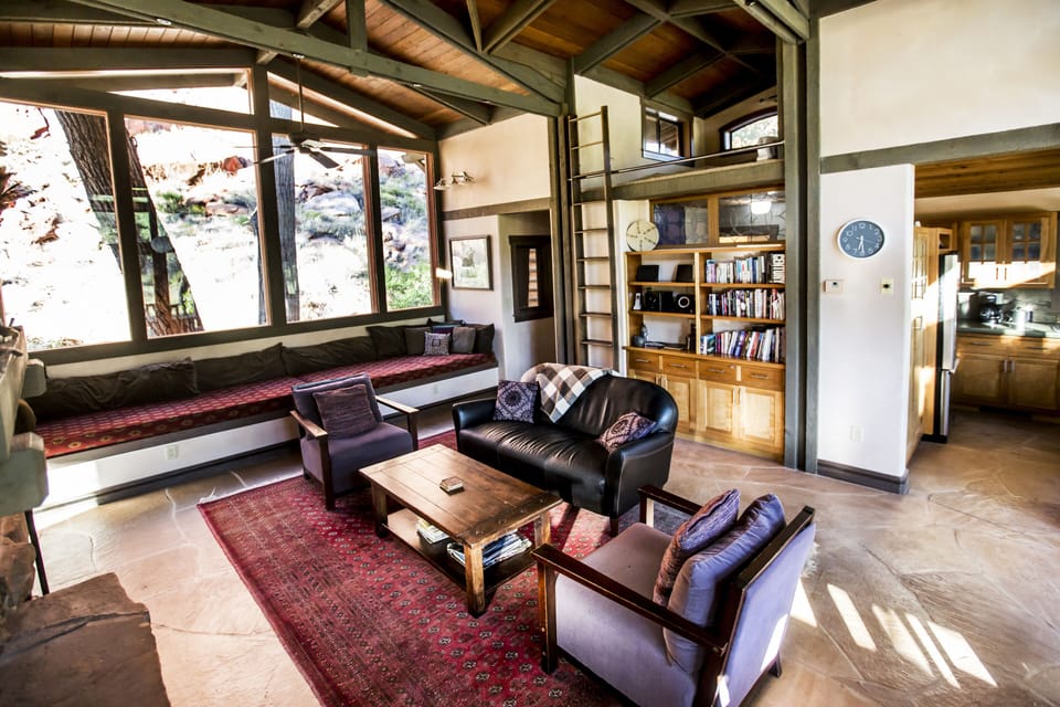 Living room, banco, and kitchen