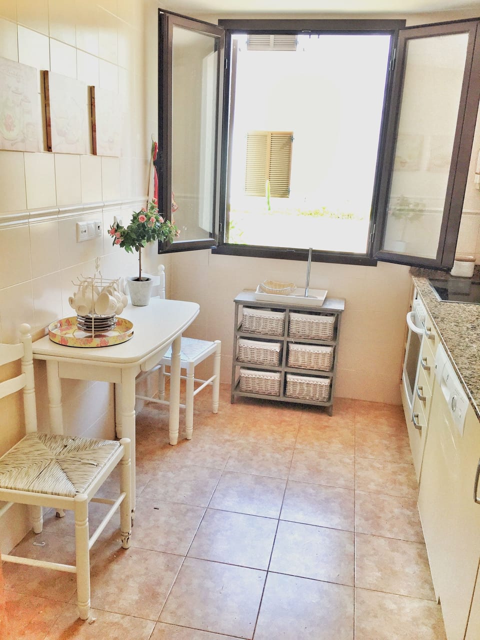 Big kitchen with dishwasher, washing machine and everything you will need