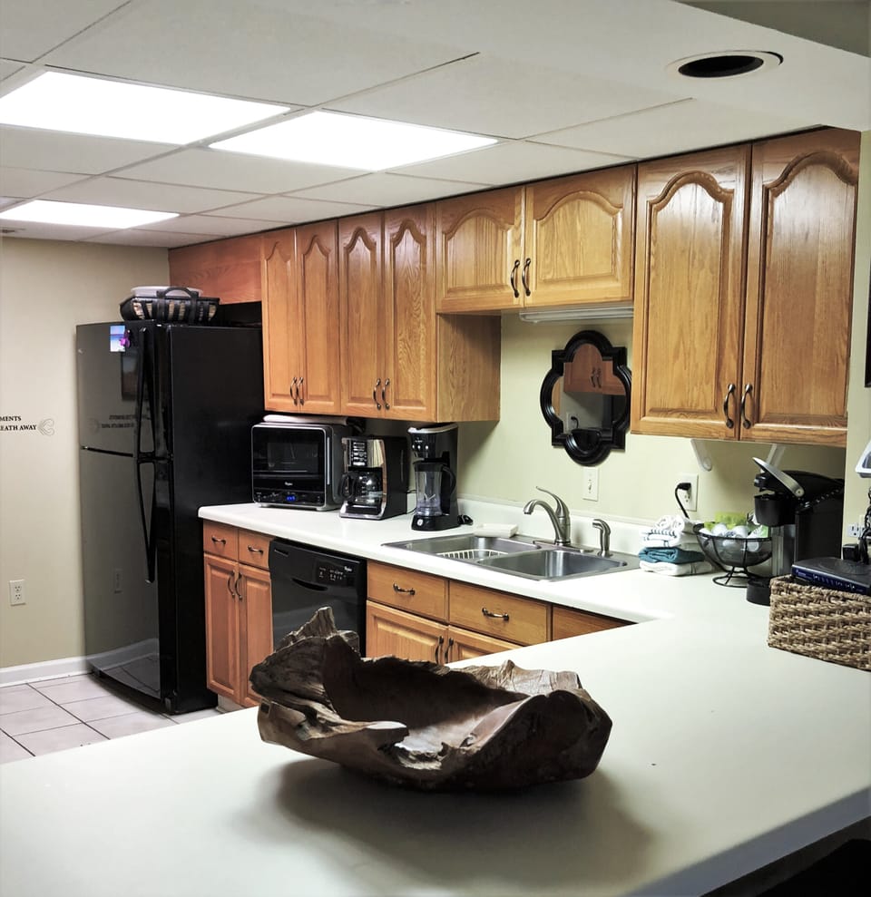Keurig & large coffee and smoothie makers. Kitchen very well equipped.