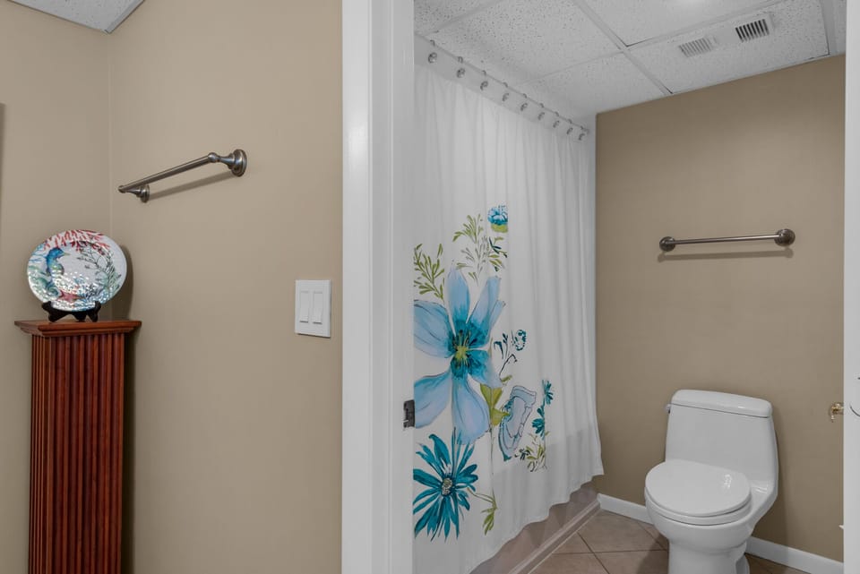 Guest bath with tub/shower combination