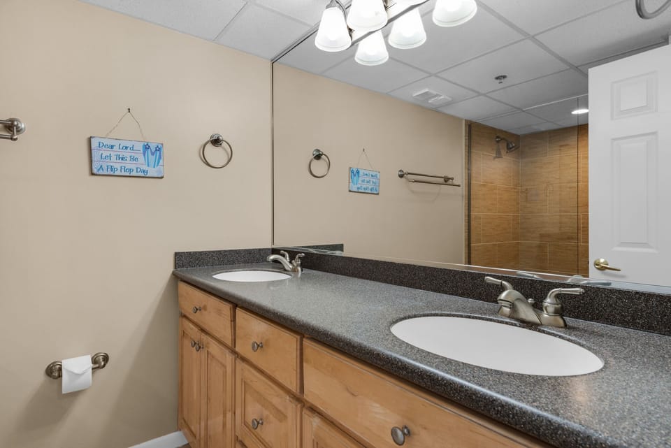 Dual sinks in master suite