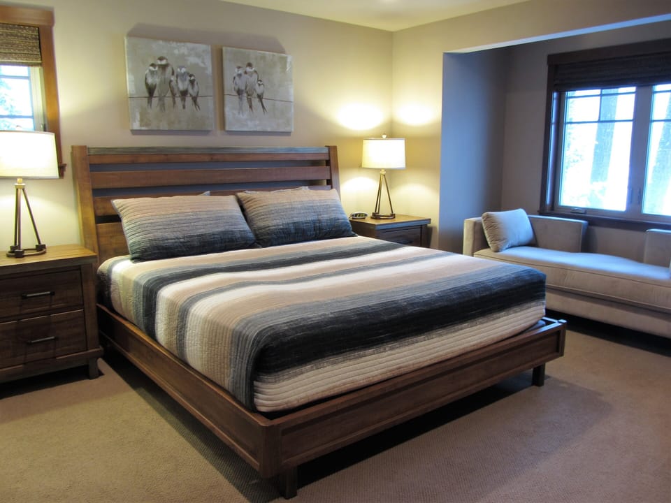 Upstairs 2nd master with attached bath, golf course views, king bed and TV
