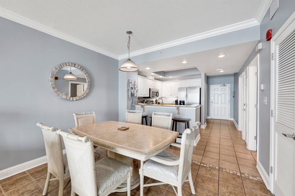 Dining table with 6 chairs and great Gulf View  
