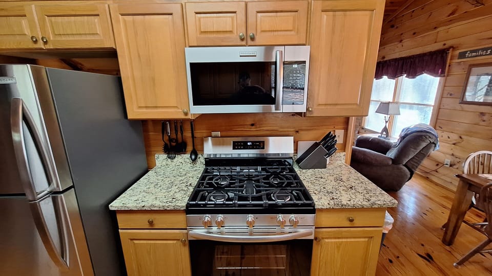 5 burner gas stove. New in 2025.