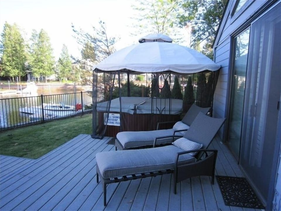 Large hot tub right on the water