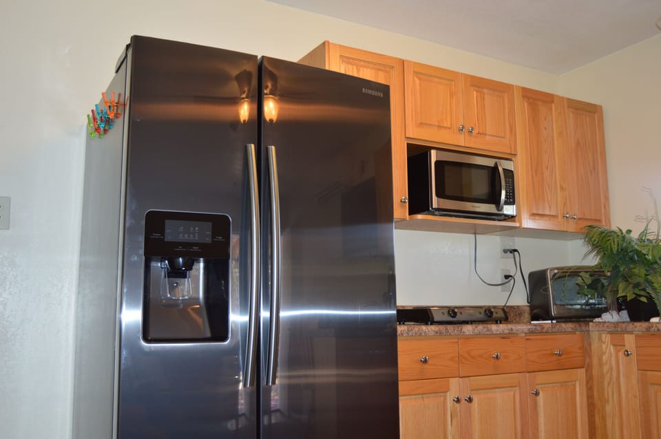 Samsung fridge / freezer with icemaker 