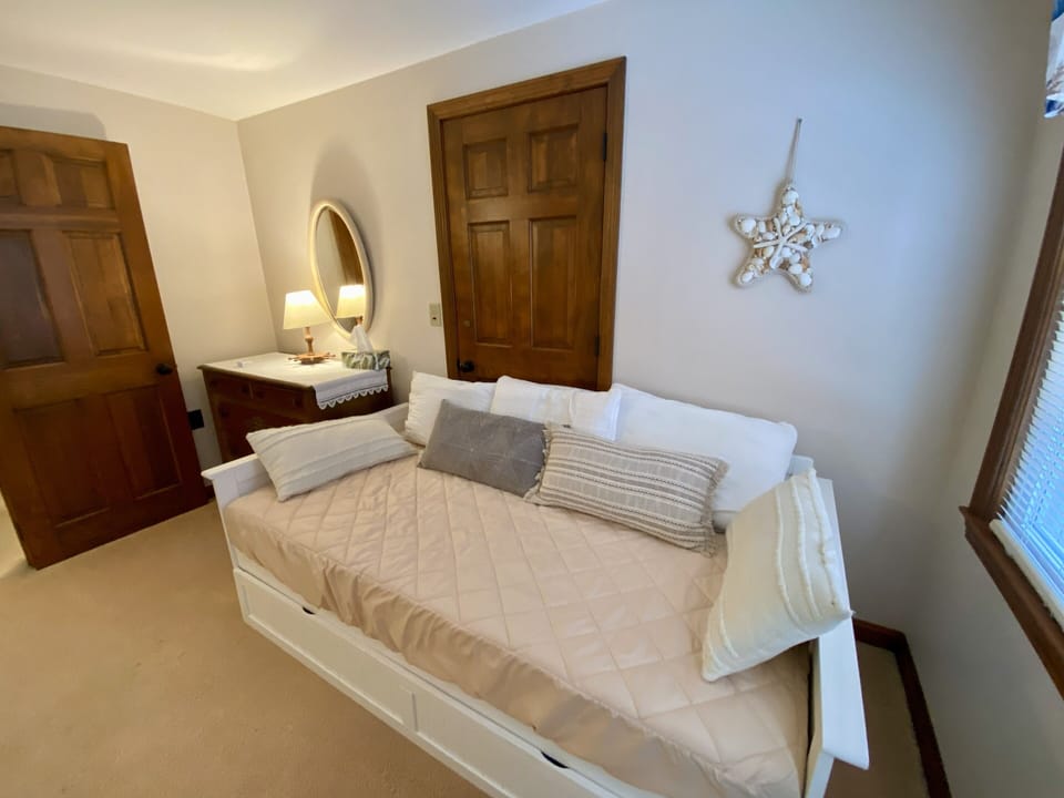 2nd Floor Bedroom/Children's Trundle