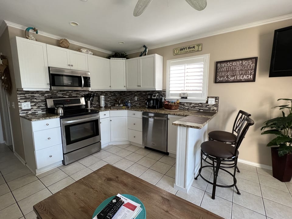 Full kitchen, dishwasher, plenty of kitchen items for your use.