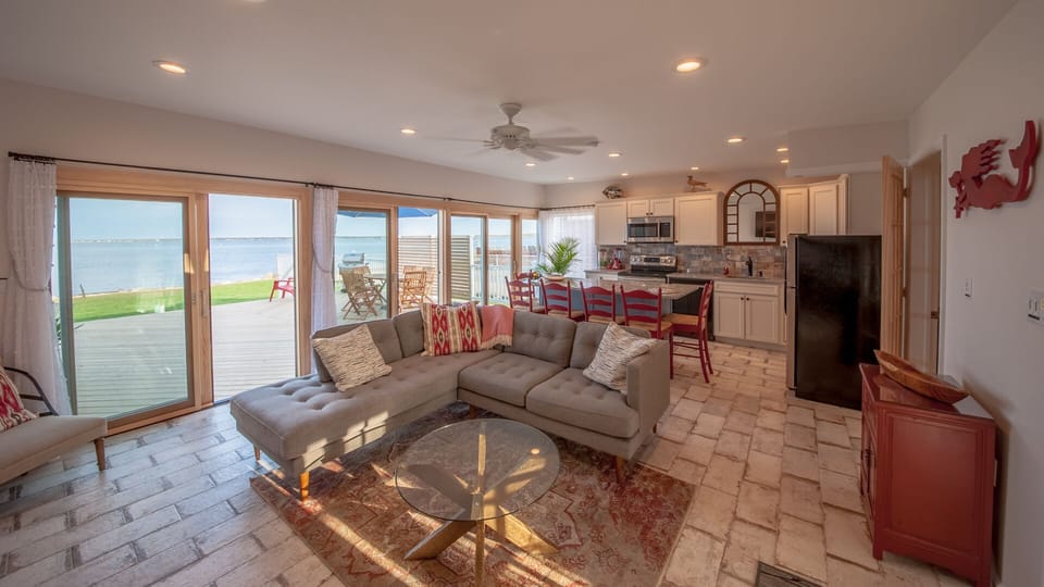 Walk though front entrance with with oversized sliding doors to outdoor deck! 🍷