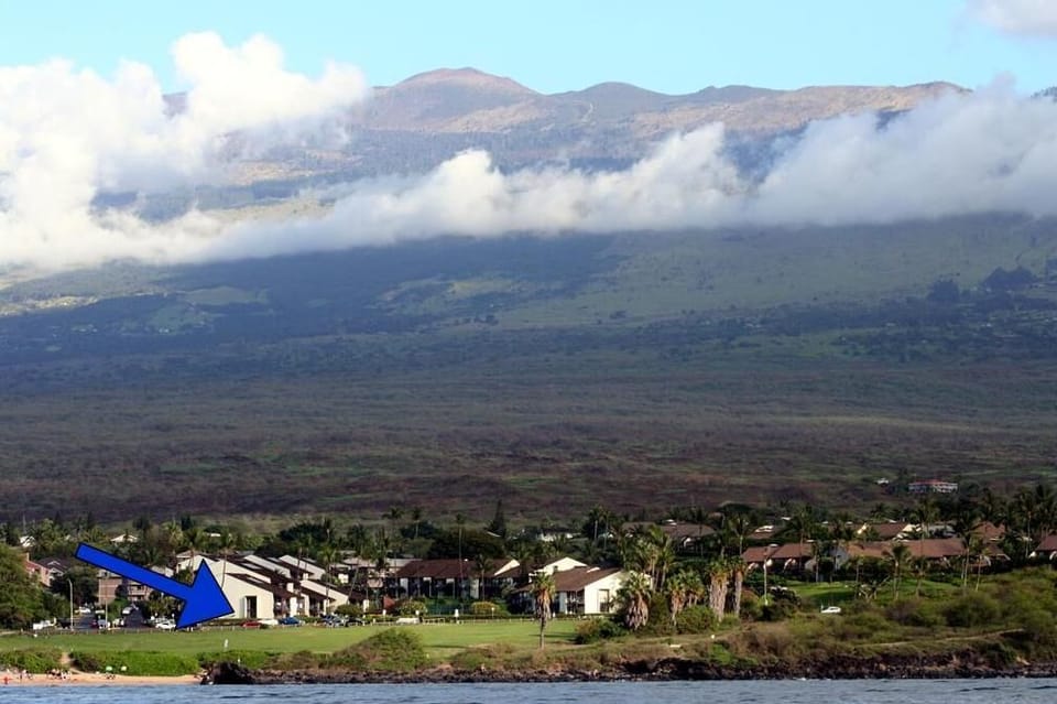 Mount Haleakala (Alt 10,000 ft) in the background.