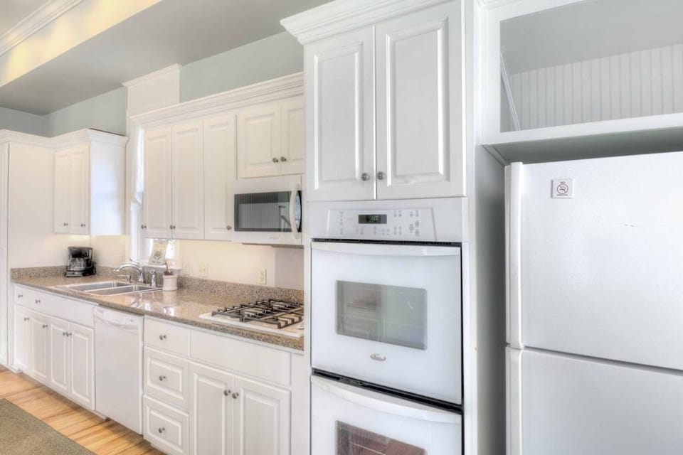 Spacious kitchen, fully stocked