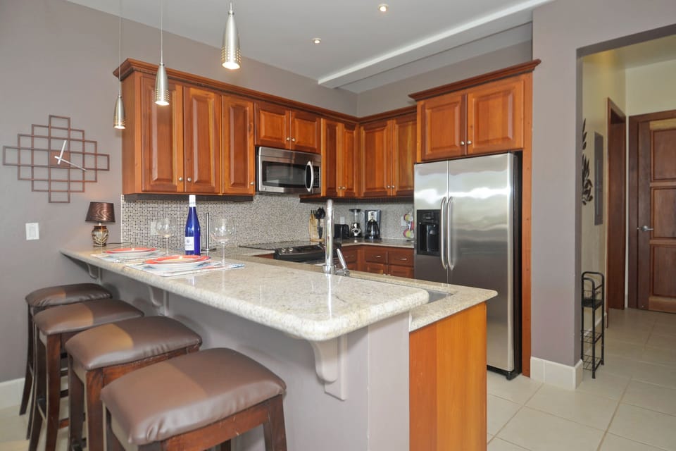 Kitchen, Barstools and Appliances