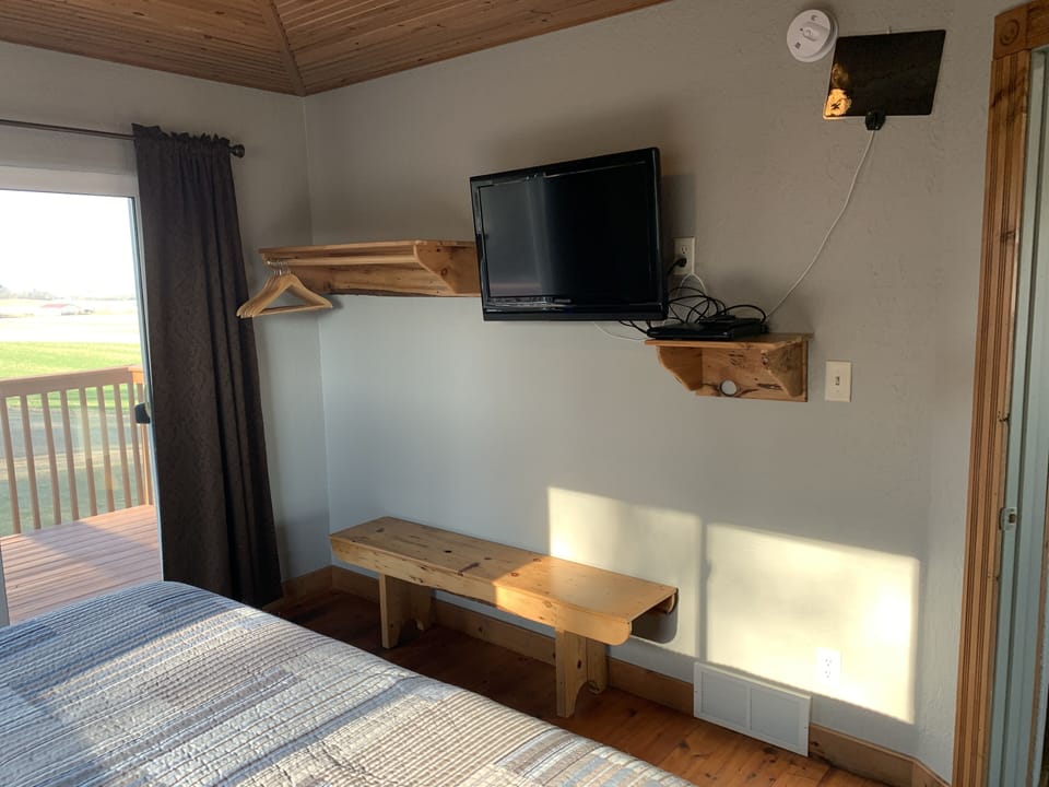 Both bedrooms have their own TV and DVD player. (Local channels with antenna)