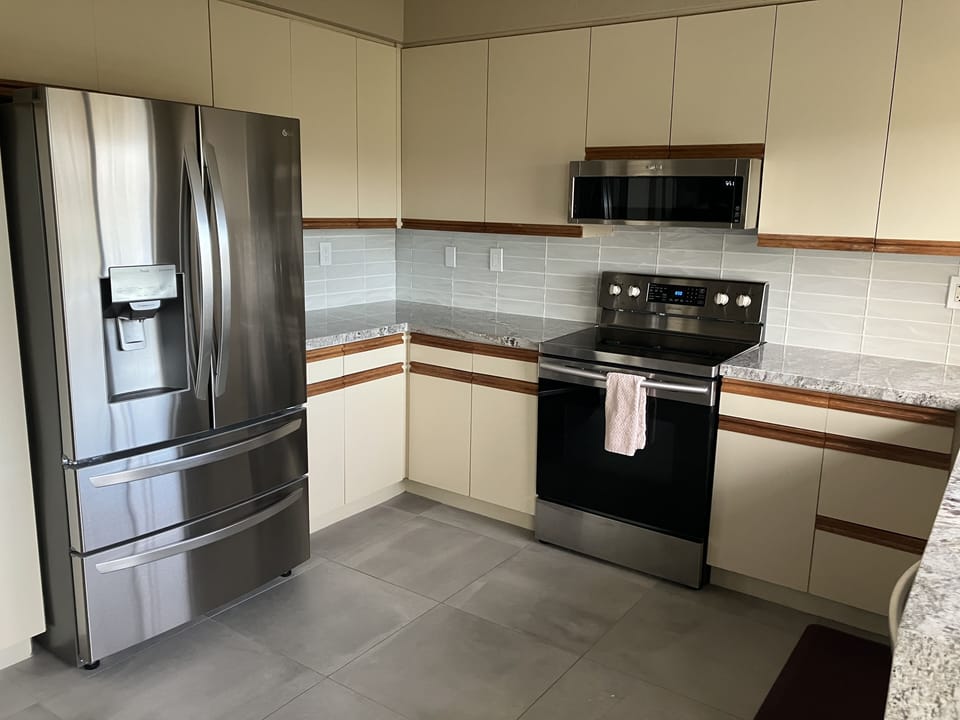 Updated well stocked kitchen 