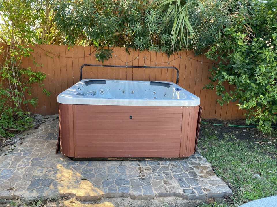 6 persons hot tub