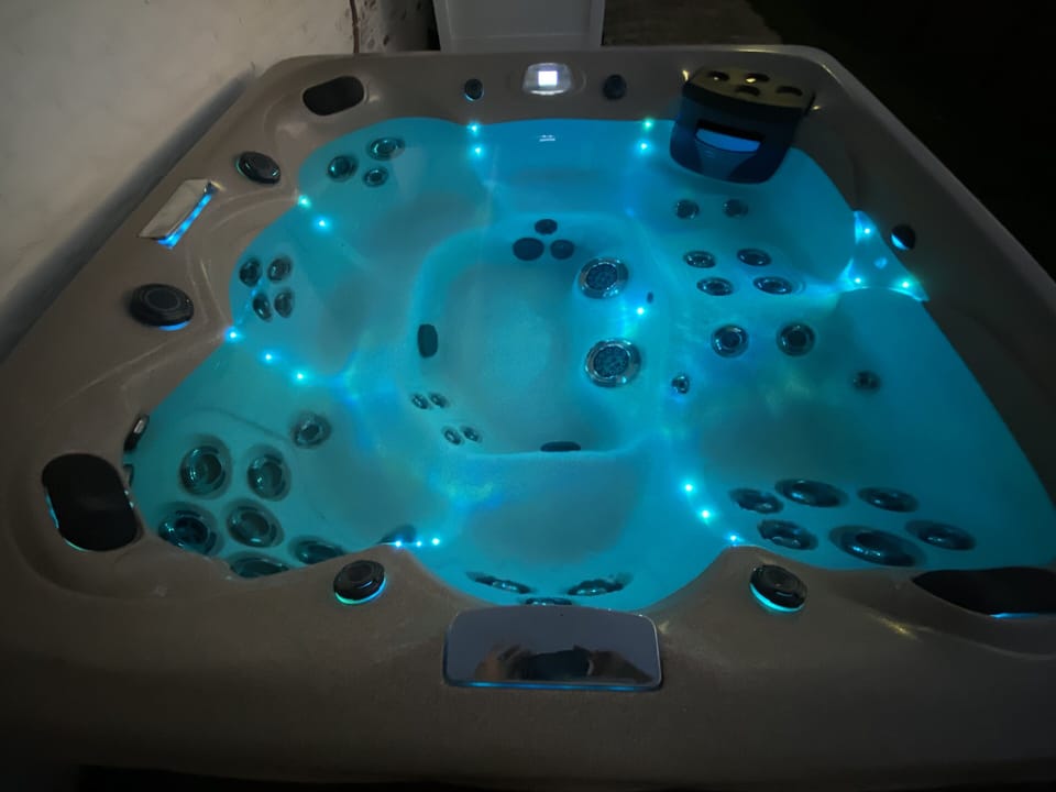 6 persons hot tub